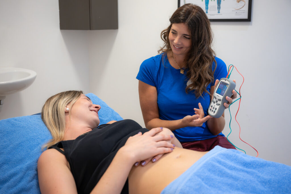 Fisioterapista durante un trattamento del pavimento pelvico con biofeedback – Fisioterapia Torriani, Vacallo