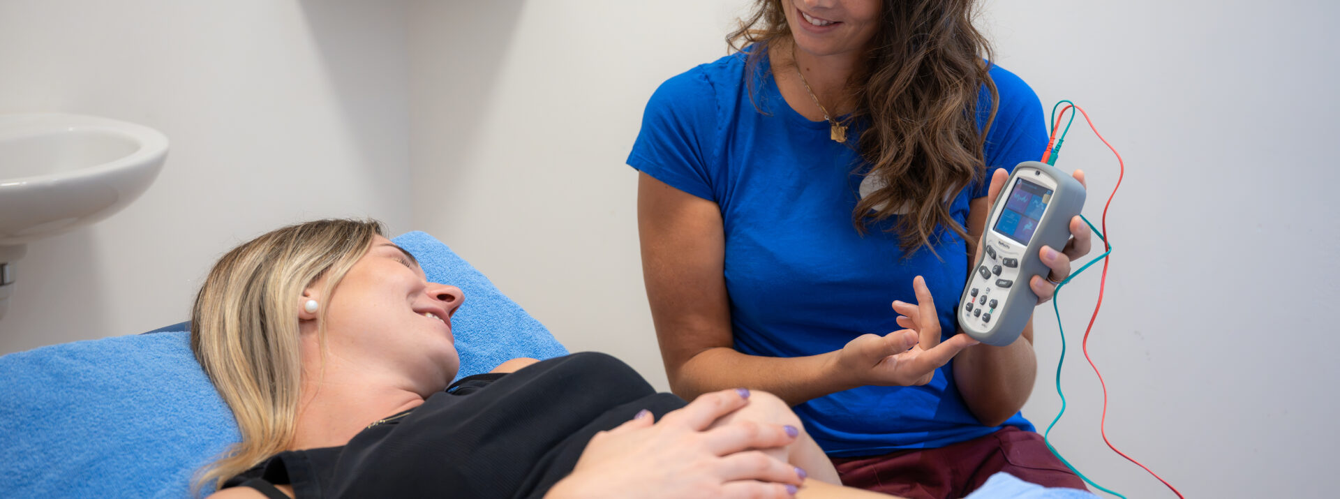 Fisioterapista durante un trattamento del pavimento pelvico con biofeedback – Fisioterapia Torriani, Vacallo