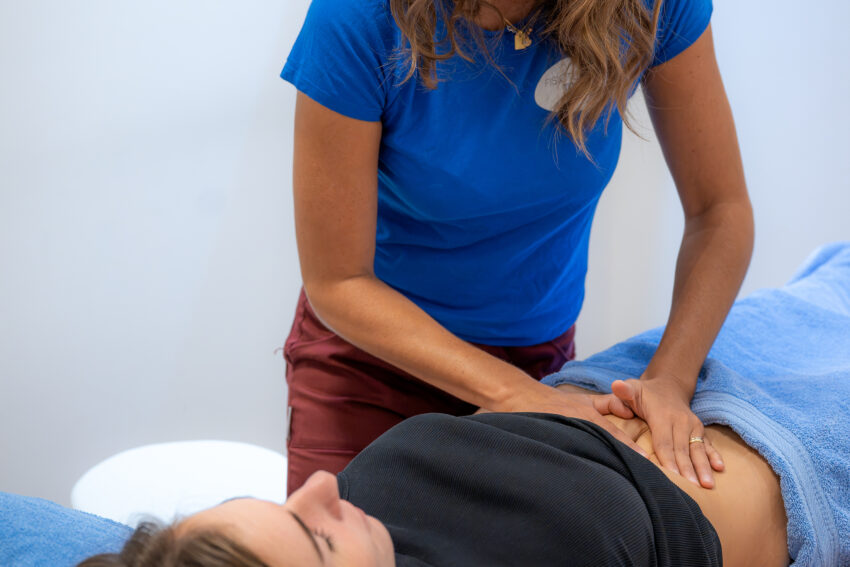 Fisioterapista durante un trattamento manuale – Fisioterapia Torriani, Vacallo